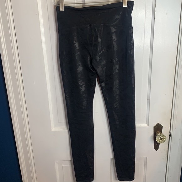 Spanx Faux Black Leather Camo Leggings W-458 Size Medium - Picture 8 of 11